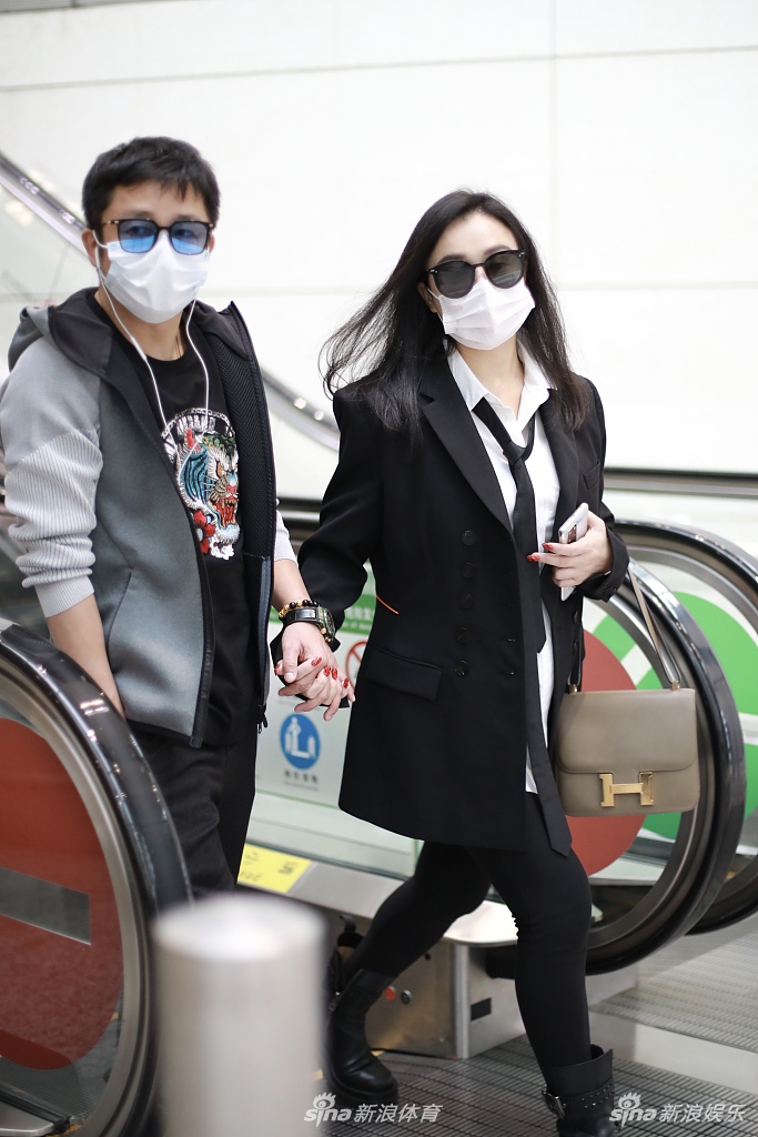 邹市明牵手娇妻赶飞机显霸气 冉莹颖穿小西服简约时尚
