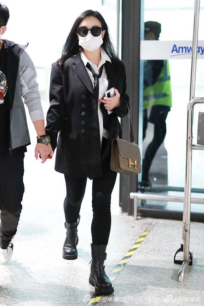 邹市明牵手娇妻赶飞机显霸气 冉莹颖穿小西服简约时尚