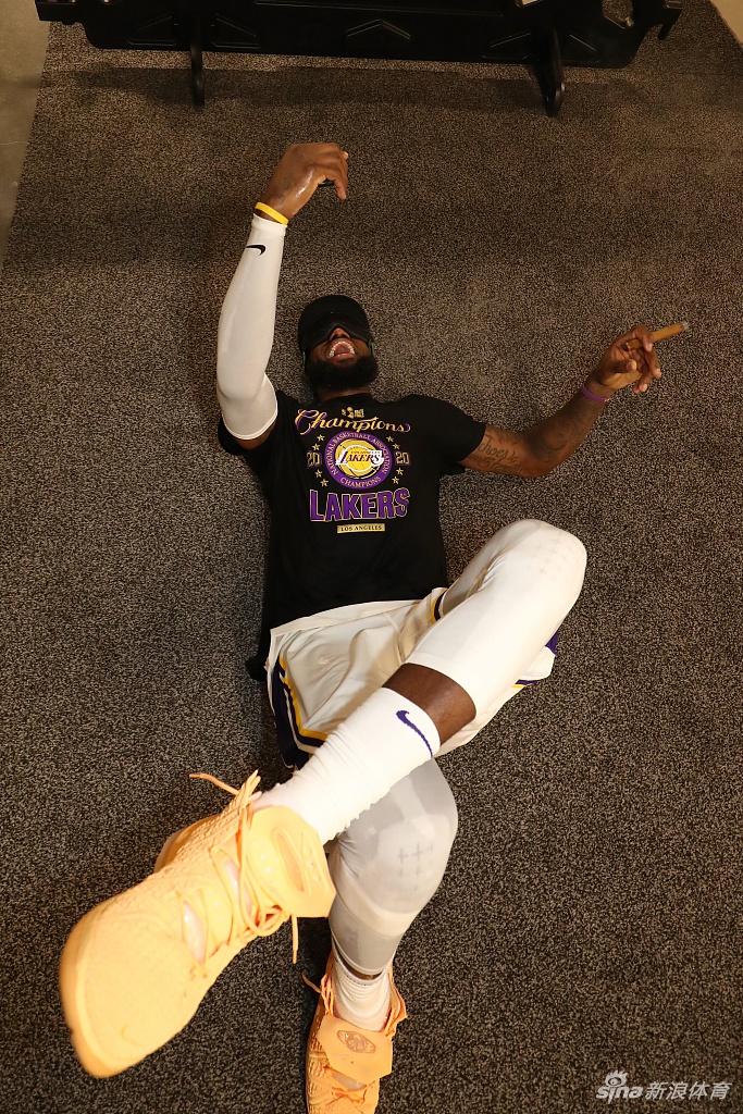 詹姆斯2年8500万提前顶薪续约湖人