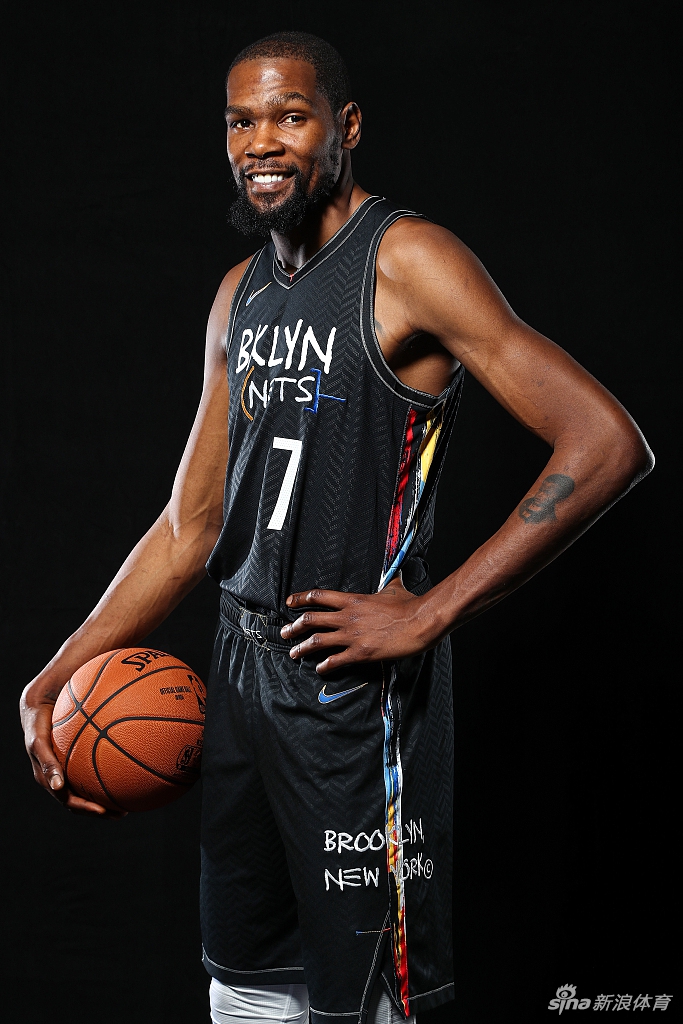 篮网队拍摄新赛季球员写真 杜兰特欧文造型满分