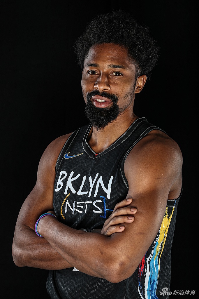 篮网队拍摄新赛季球员写真 杜兰特欧文造型满分