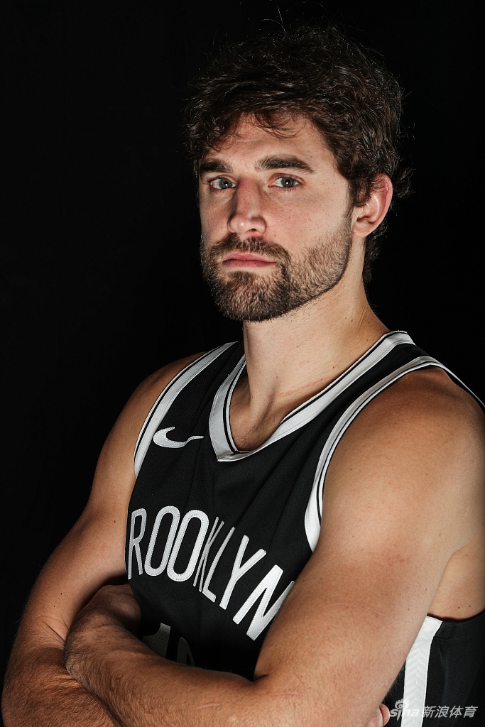 篮网队拍摄新赛季球员写真 杜兰特欧文造型满分