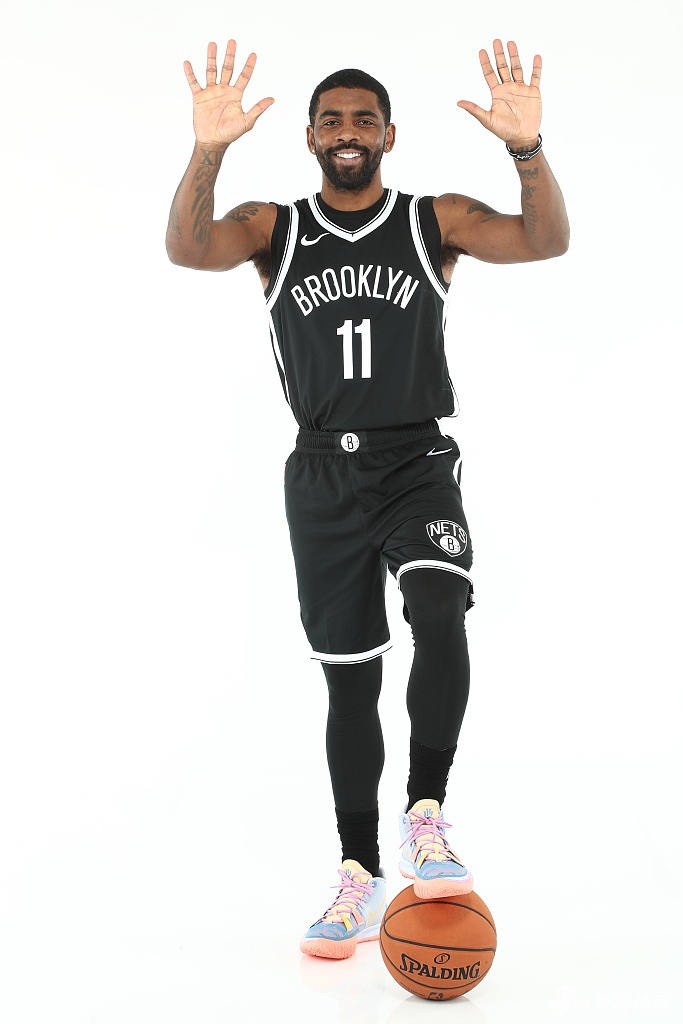 篮网队拍摄新赛季球员写真 杜兰特欧文造型满分