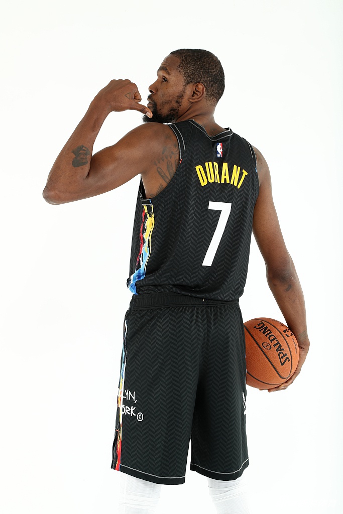 篮网队拍摄新赛季球员写真 杜兰特欧文造型满分