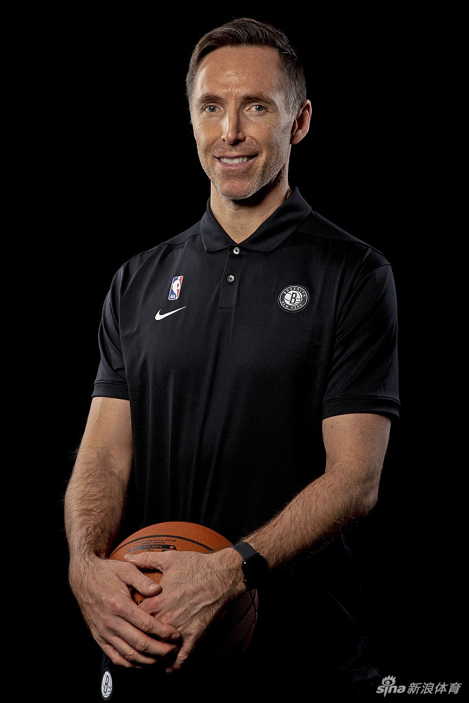 篮网队拍摄新赛季球员写真 杜兰特欧文造型满分