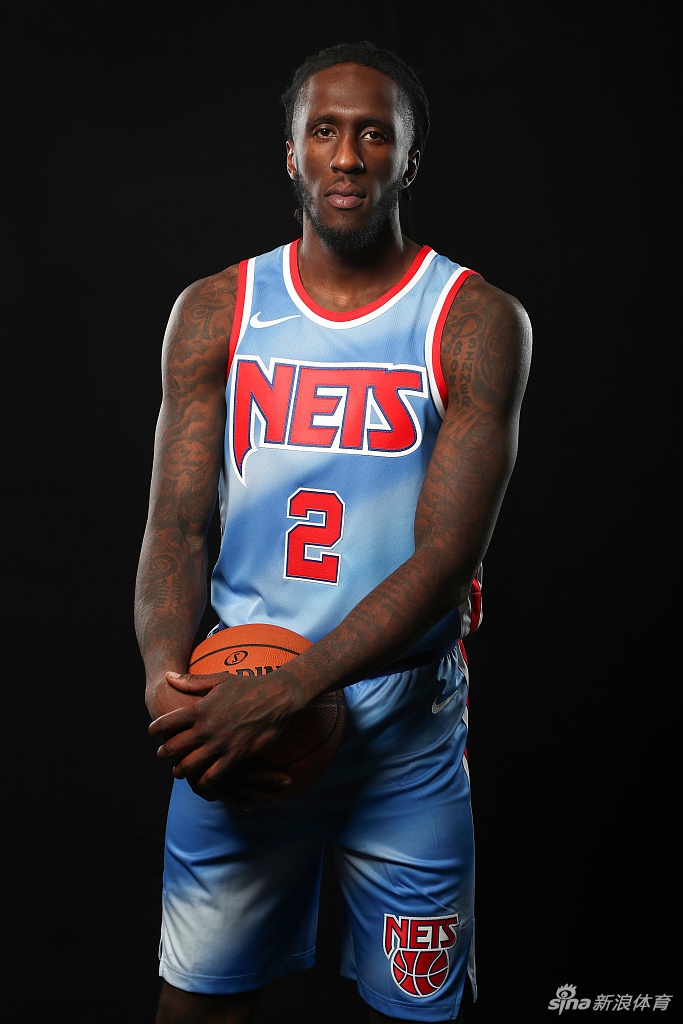 篮网队拍摄新赛季球员写真 杜兰特欧文造型满分
