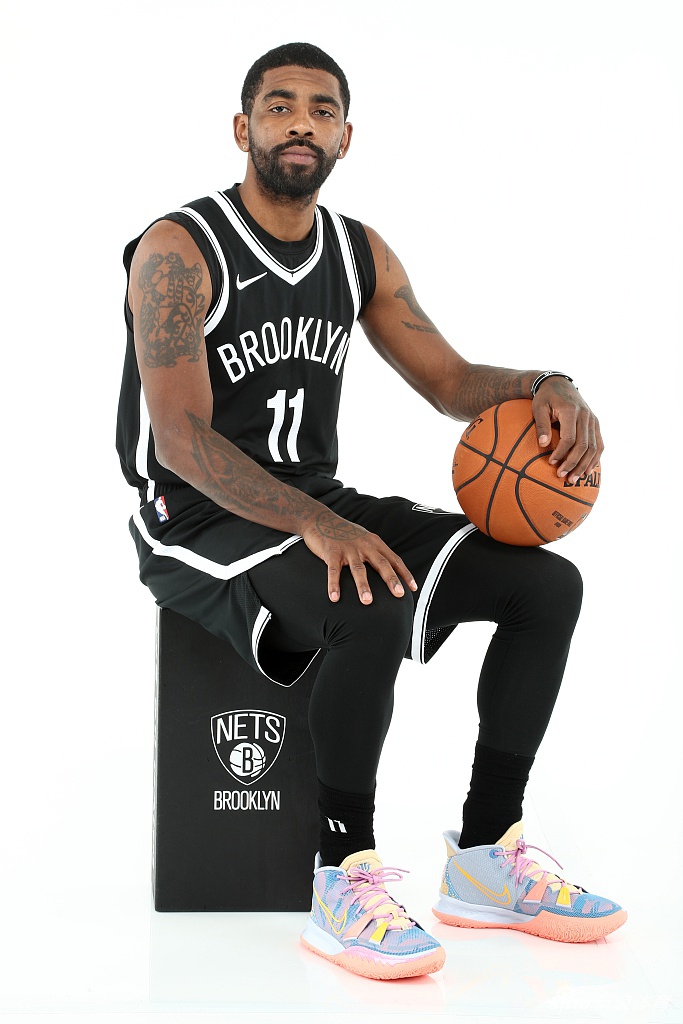 篮网队拍摄新赛季球员写真 杜兰特欧文造型满分