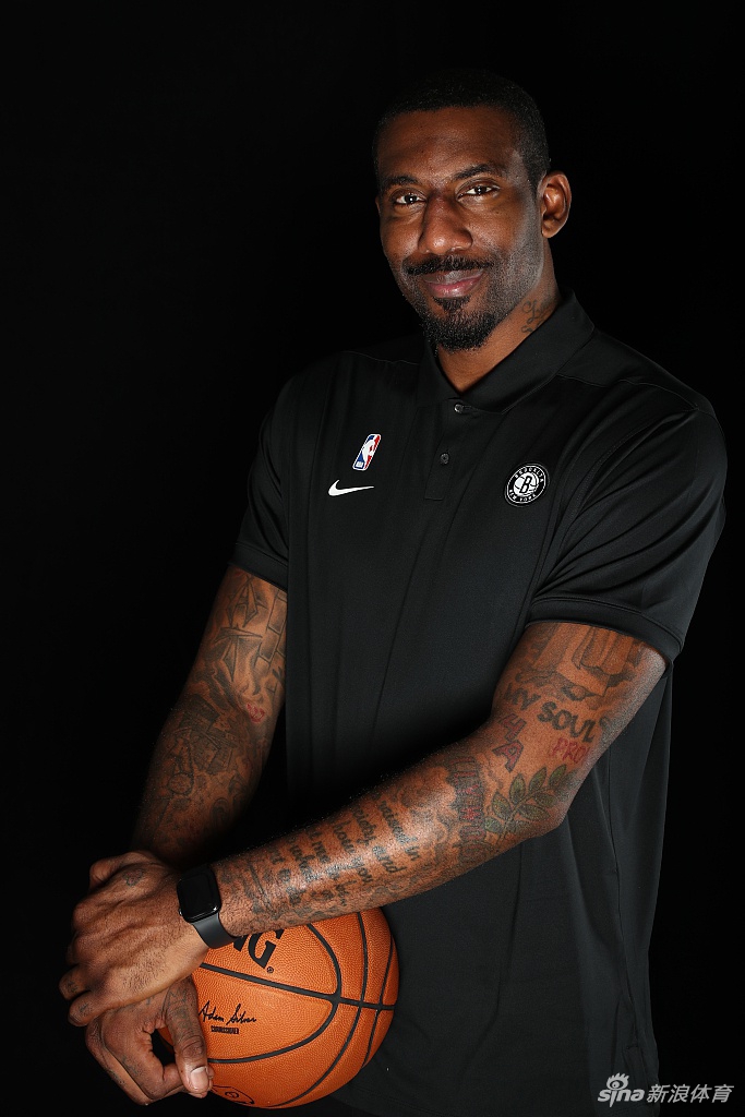 篮网队拍摄新赛季球员写真 杜兰特欧文造型满分