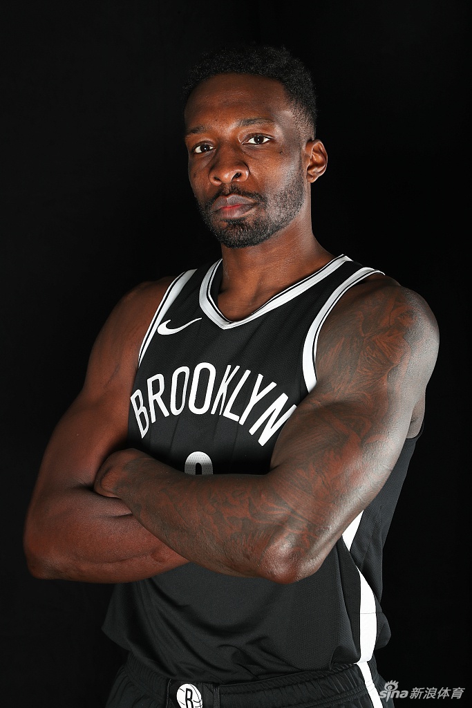 篮网队拍摄新赛季球员写真 杜兰特欧文造型满分