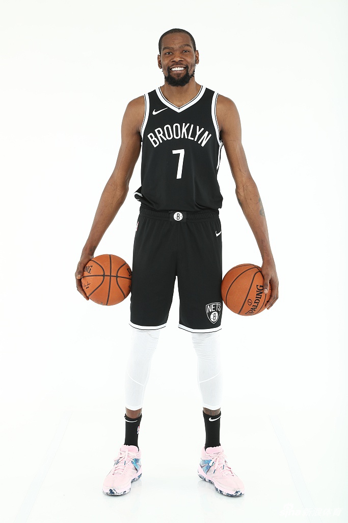 篮网队拍摄新赛季球员写真 杜兰特欧文造型满分