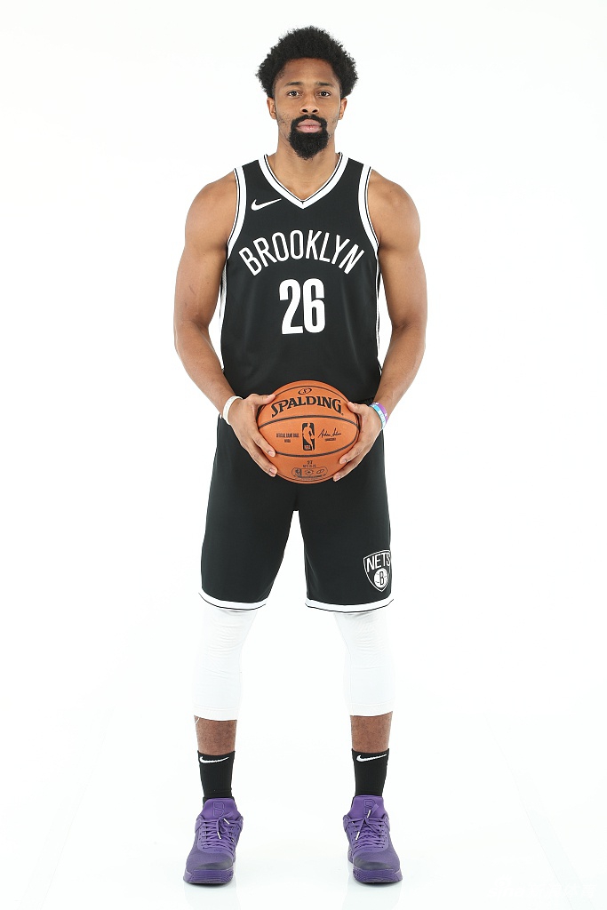 篮网队拍摄新赛季球员写真 杜兰特欧文造型满分