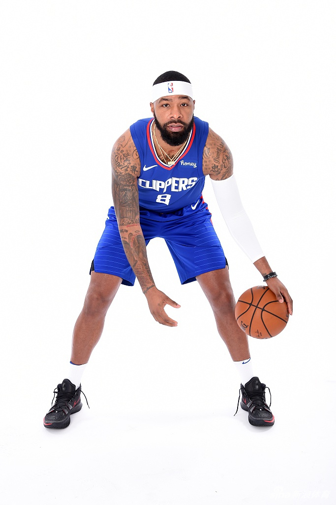 快船队拍摄新赛季写真 卡哇伊泡椒引领蓝衣军团