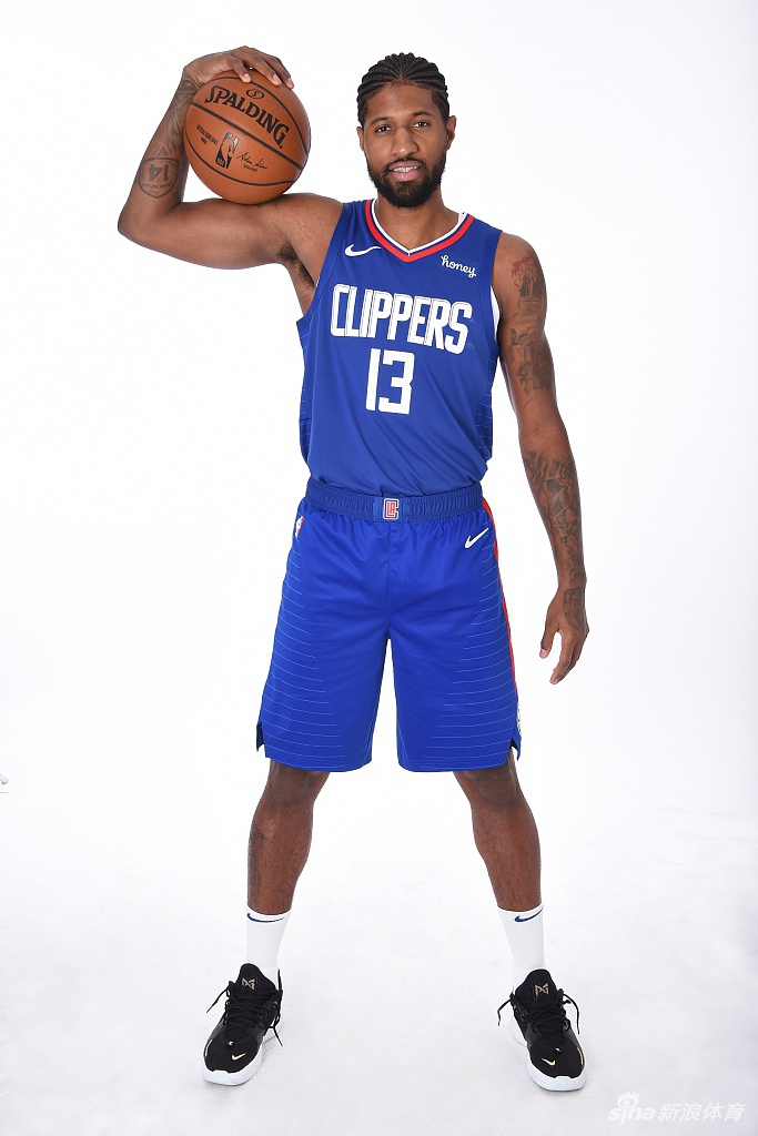 快船队拍摄新赛季写真 卡哇伊泡椒引领蓝衣军团