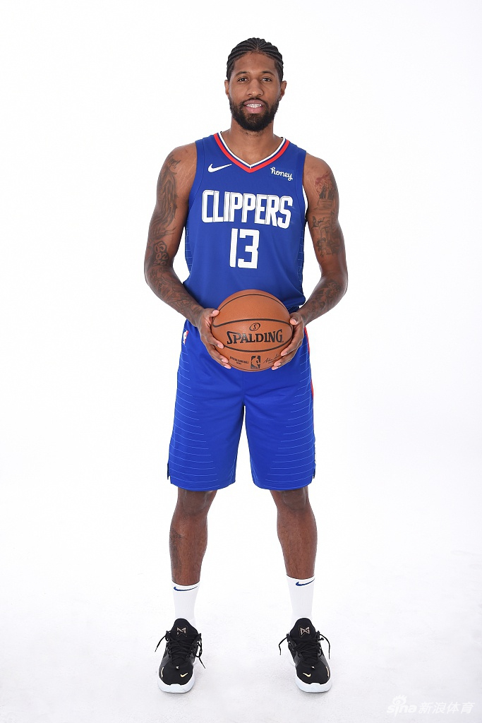 快船队拍摄新赛季写真 卡哇伊泡椒引领蓝衣军团