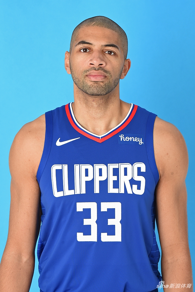 快船队拍摄新赛季写真 卡哇伊泡椒引领蓝衣军团