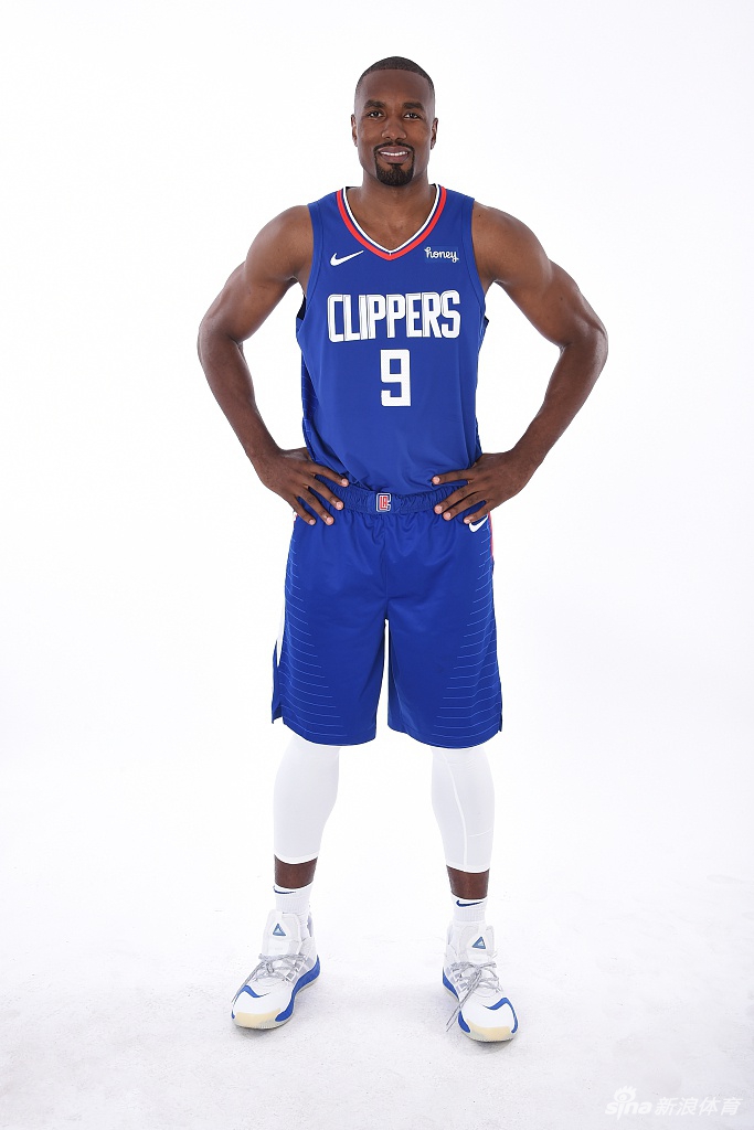 快船队拍摄新赛季写真 卡哇伊泡椒引领蓝衣军团