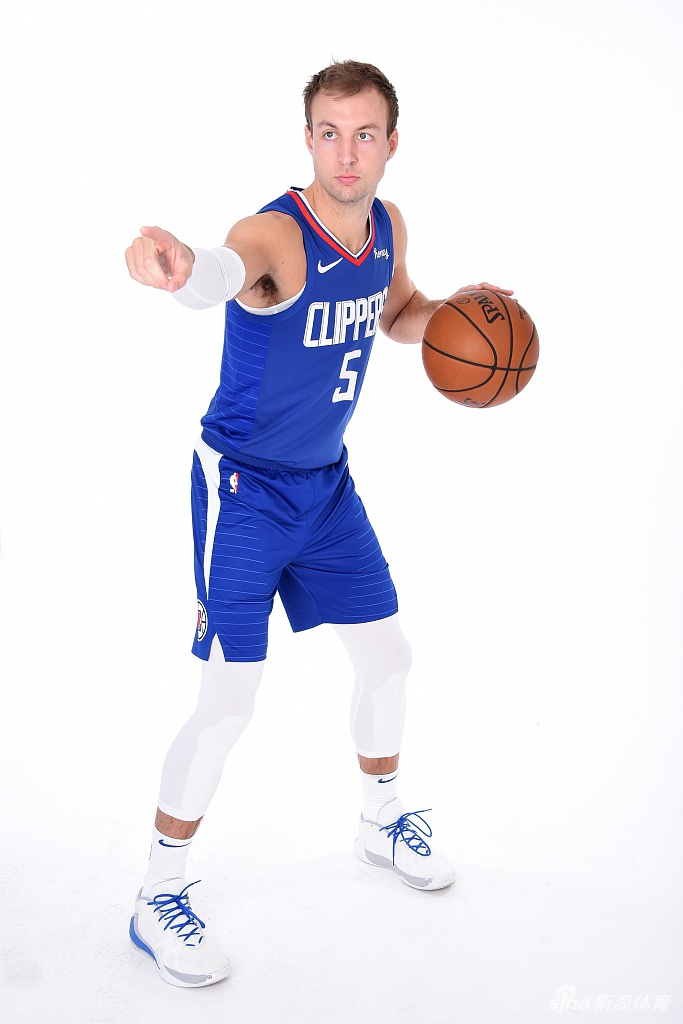 快船队拍摄新赛季写真 卡哇伊泡椒引领蓝衣军团