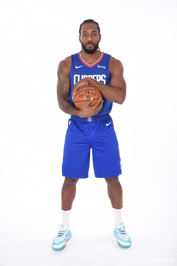 快船队拍摄新赛季写真 卡哇伊泡椒引领蓝衣军团