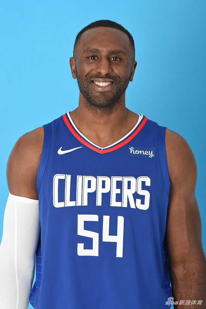 快船队拍摄新赛季写真 卡哇伊泡椒引领蓝衣军团