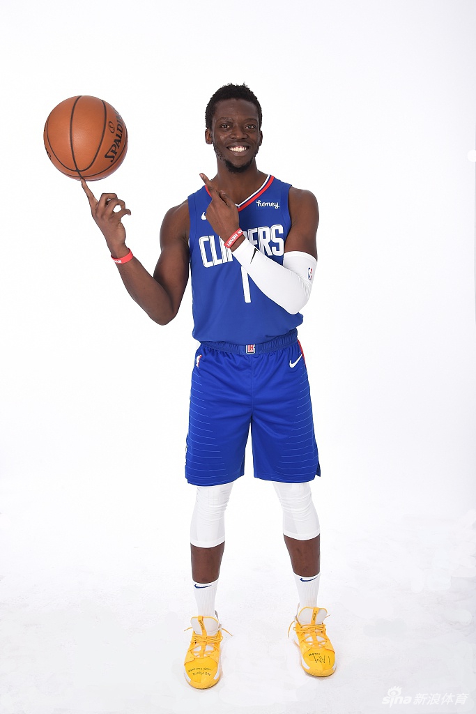 快船队拍摄新赛季写真 卡哇伊泡椒引领蓝衣军团