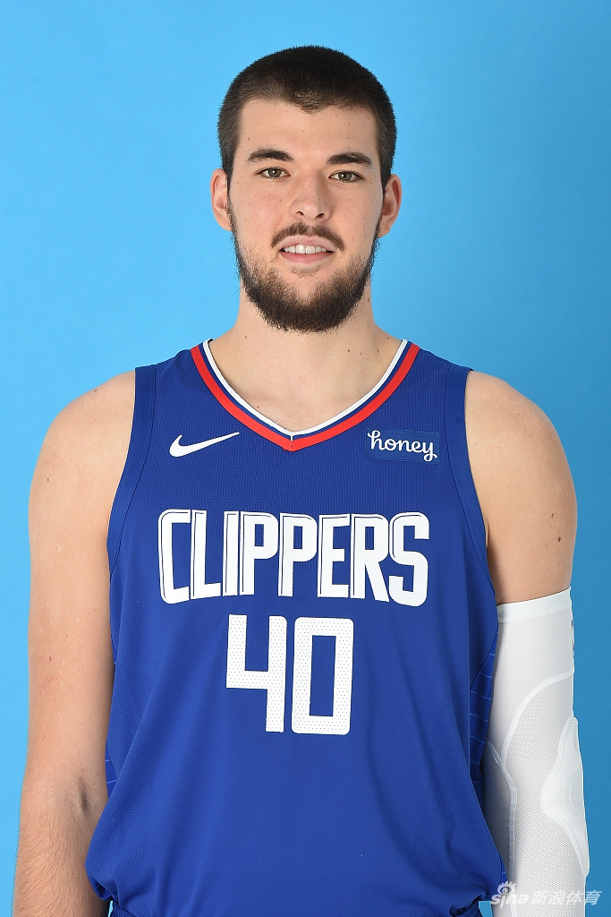 快船队拍摄新赛季写真 卡哇伊泡椒引领蓝衣军团