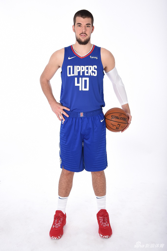 快船队拍摄新赛季写真 卡哇伊泡椒引领蓝衣军团