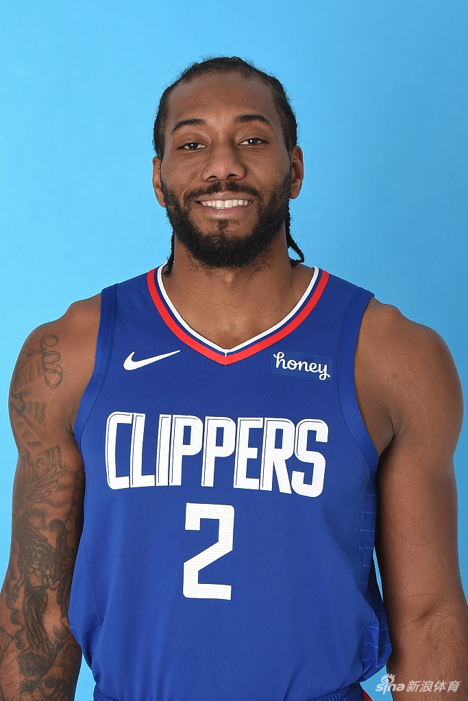 快船队拍摄新赛季写真 卡哇伊泡椒引领蓝衣军团