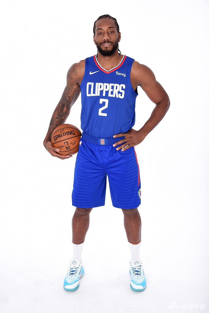 快船队拍摄新赛季写真 卡哇伊泡椒引领蓝衣军团