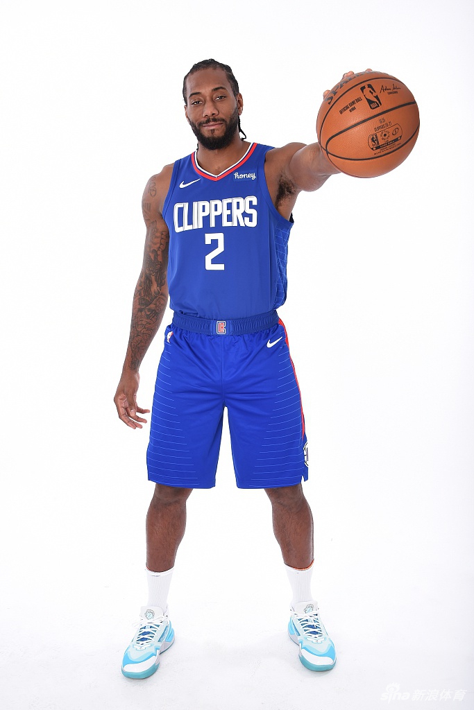 快船队拍摄新赛季写真 卡哇伊泡椒引领蓝衣军团