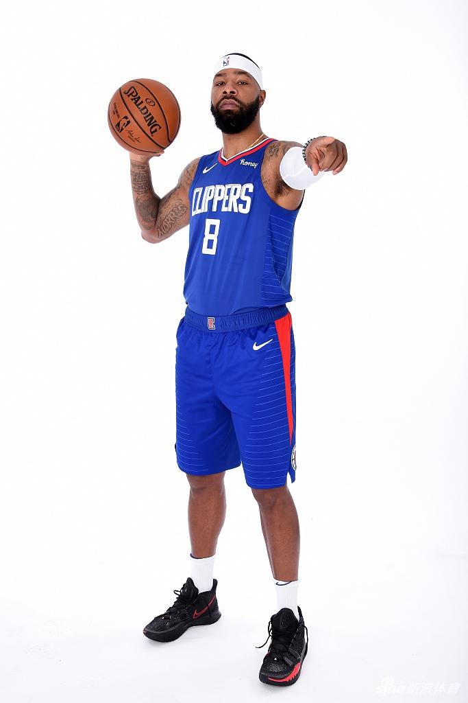 快船队拍摄新赛季写真 卡哇伊泡椒引领蓝衣军团