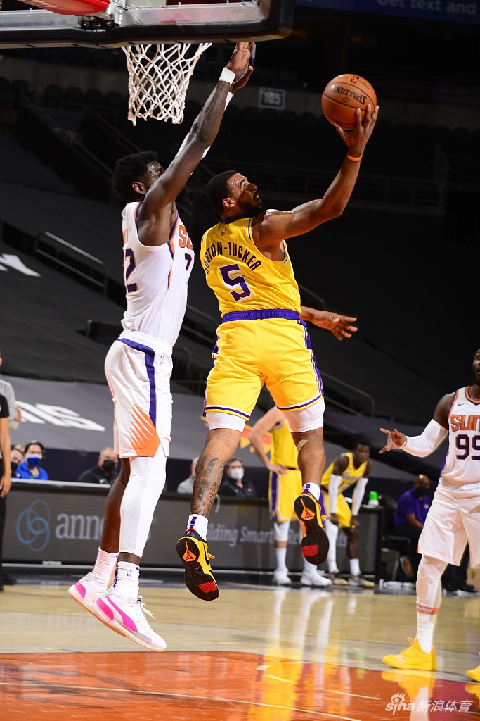 [NBA季前赛]湖人112-107太阳 詹姆斯14分钟砍11分