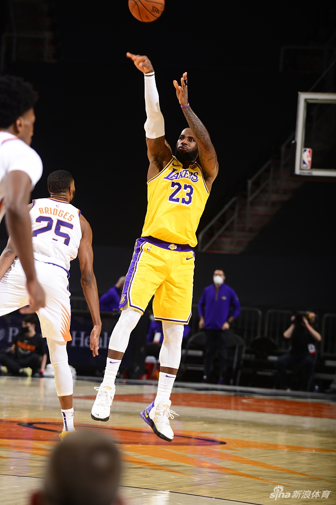 [NBA季前赛]湖人112-107太阳 詹姆斯14分钟砍11分