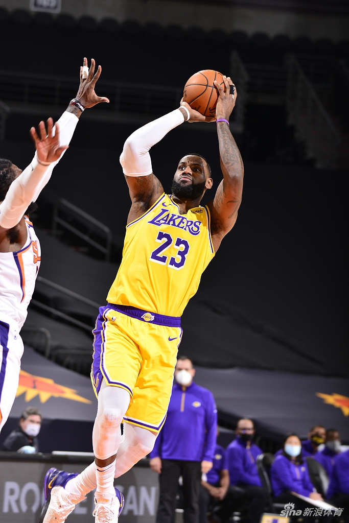 [NBA季前赛]湖人112-107太阳 詹姆斯14分钟砍11分