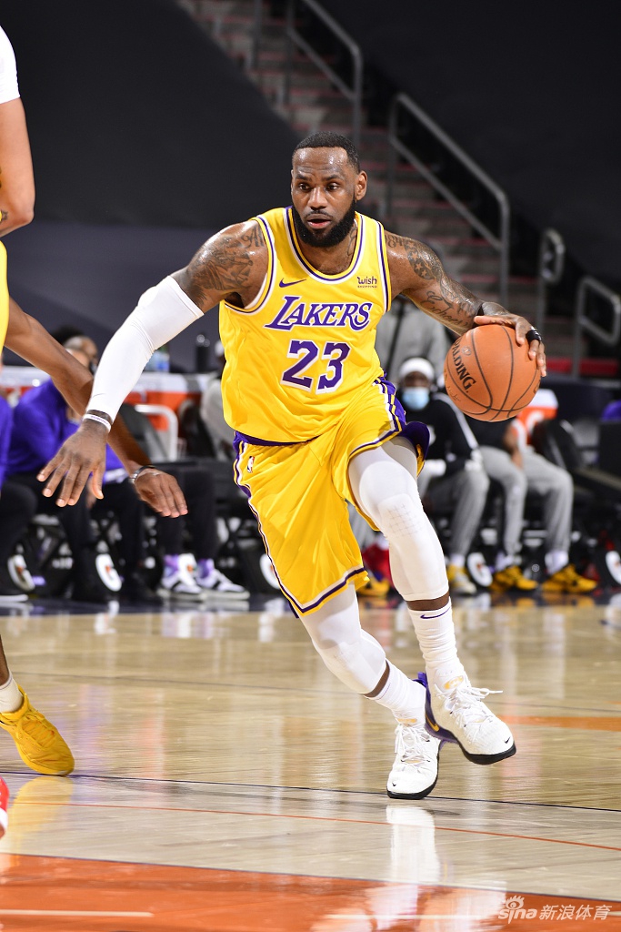 [NBA季前赛]湖人112-107太阳 詹姆斯14分钟砍11分