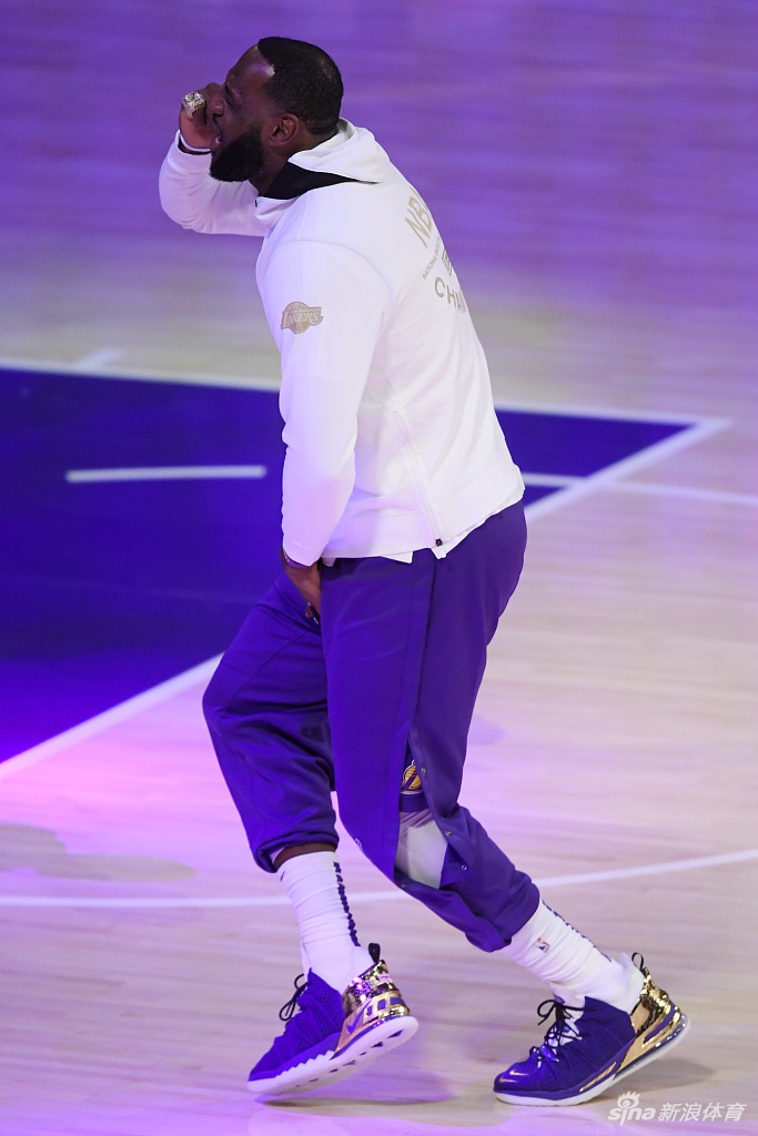 湖人总冠军戒指颁奖仪式 詹姆斯戴大钻戒笑开花