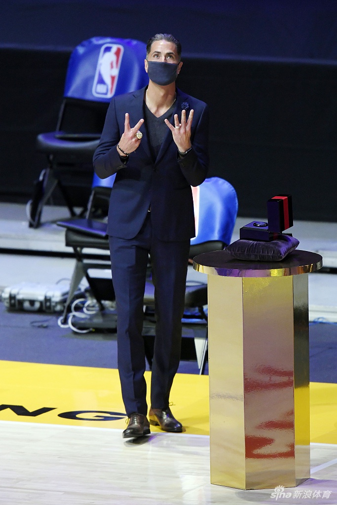 湖人总冠军戒指颁奖仪式 詹姆斯戴大钻戒笑开花