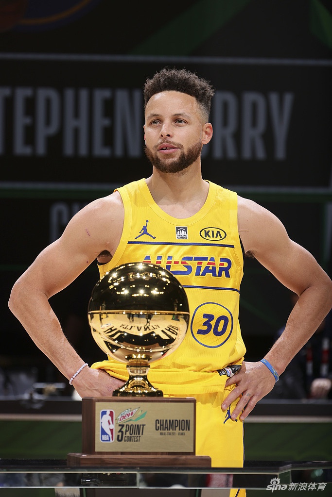 这也是库里的第二座三分大赛冠军.