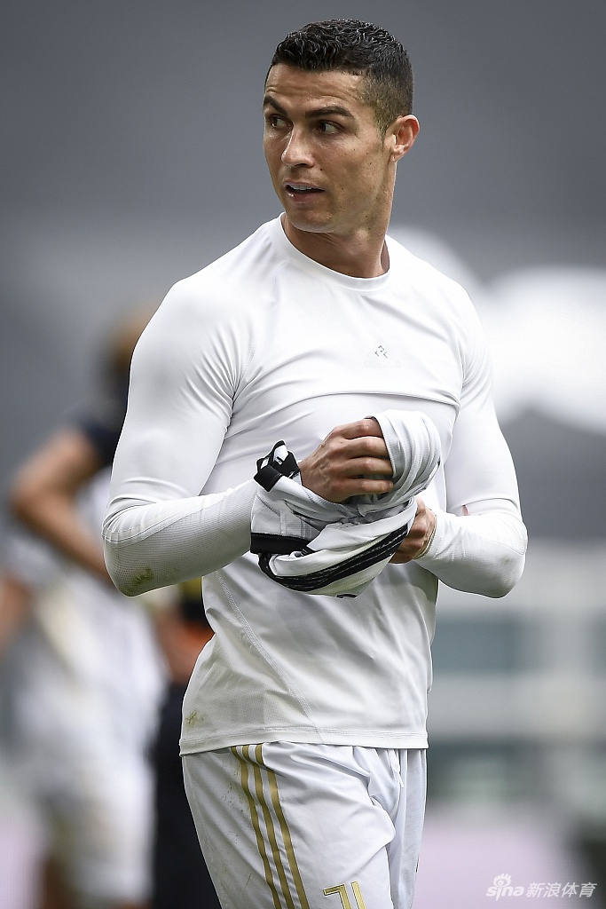 C罗赛后心情不佳 把球衣扔地上送给球童