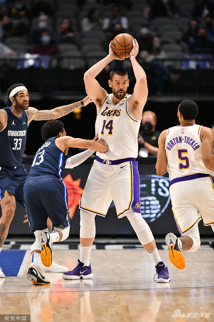 [NBA]湖人93-108独行侠 詹姆斯坐看输球脸色差