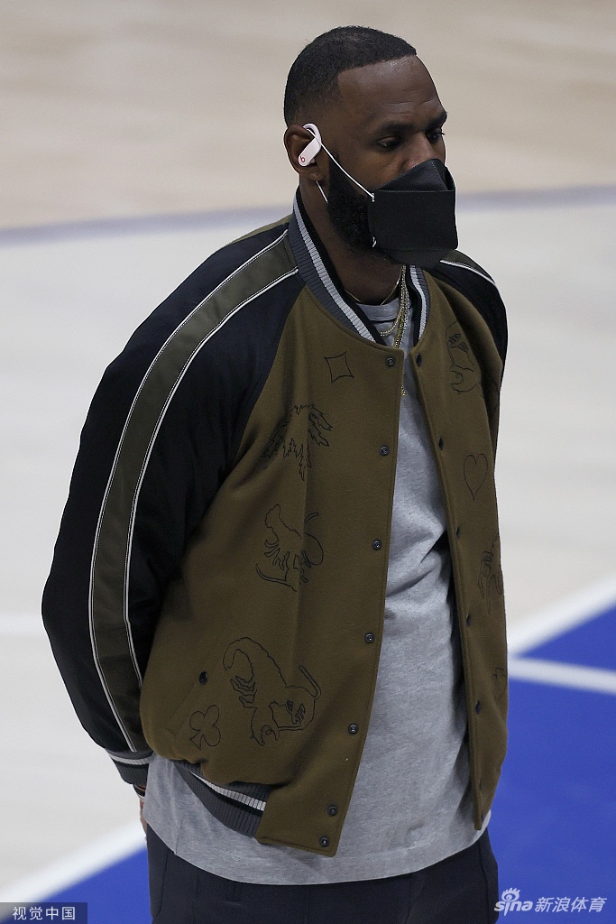 [NBA]湖人93-108独行侠 詹姆斯坐看输球脸色差