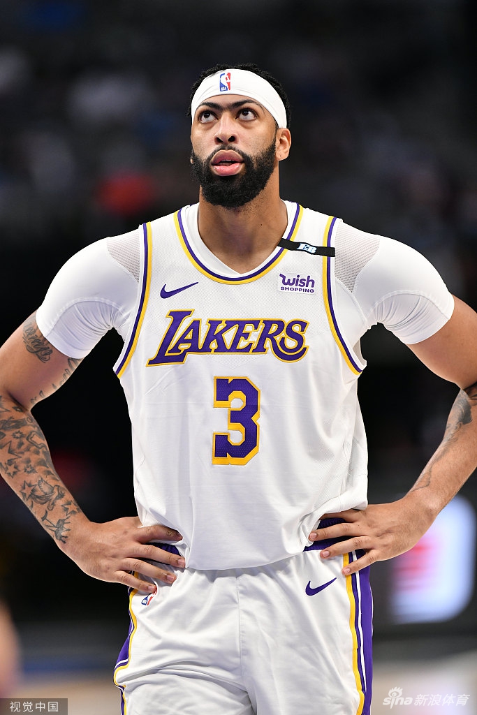 [NBA]湖人93-108独行侠 詹姆斯坐看输球脸色差