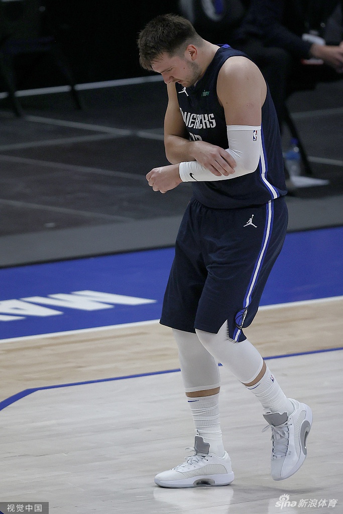 [NBA]湖人93-108独行侠 詹姆斯坐看输球脸色差