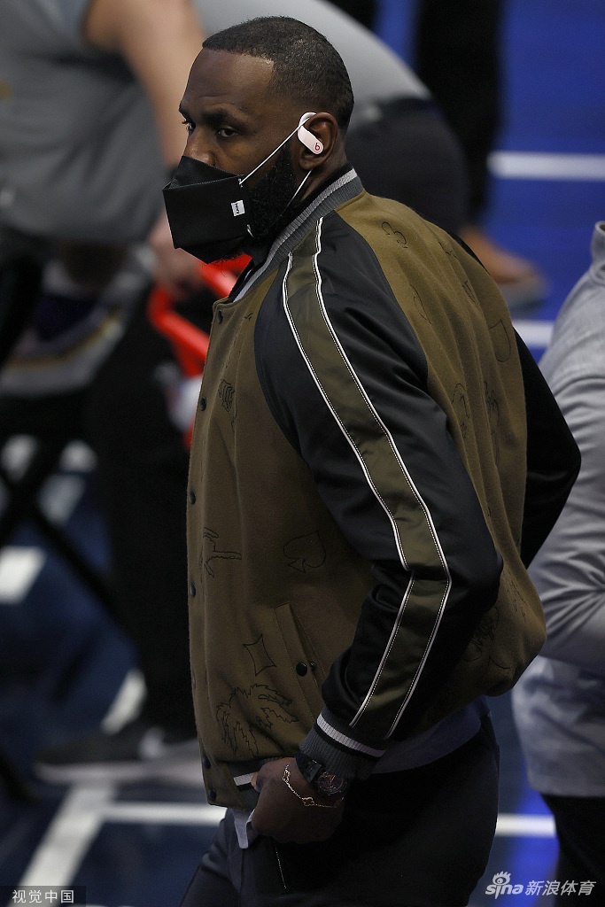 [NBA]湖人93-108独行侠 詹姆斯坐看输球脸色差