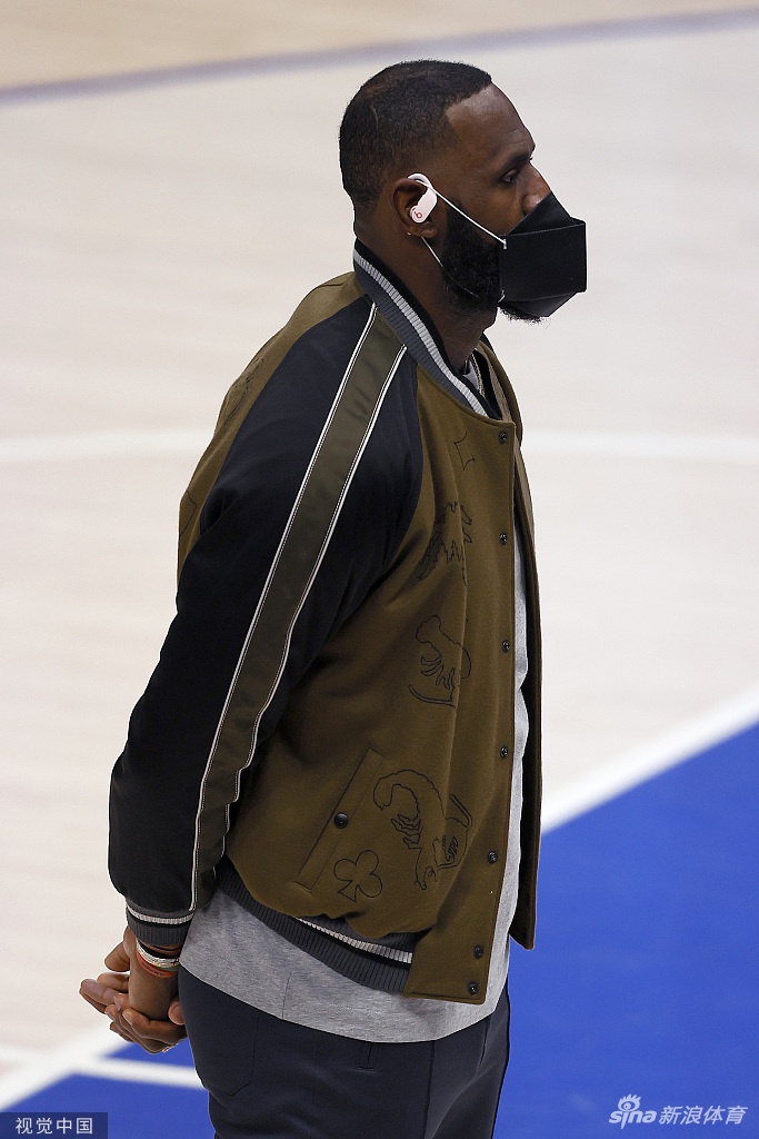 [NBA]湖人93-108独行侠 詹姆斯坐看输球脸色差