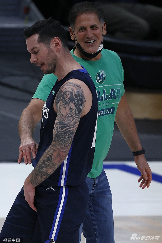 [NBA]湖人93-108独行侠 詹姆斯坐看输球脸色差