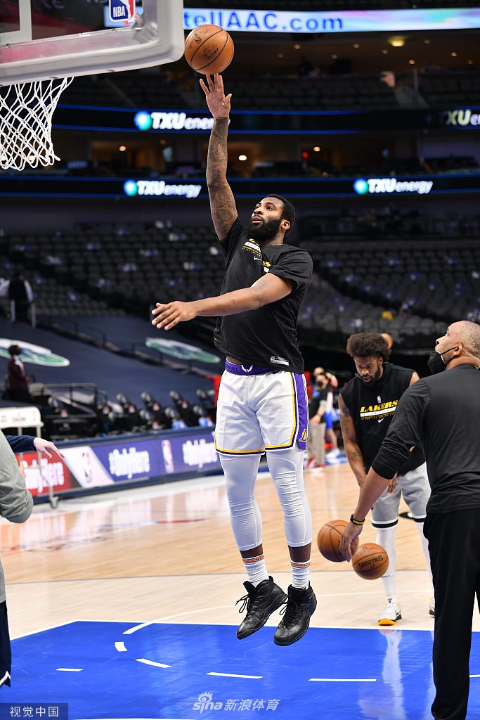 [NBA]湖人93-108独行侠 詹姆斯坐看输球脸色差