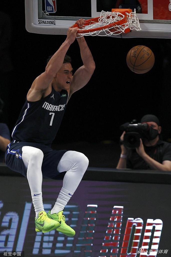 [NBA]湖人93-108独行侠 詹姆斯坐看输球脸色差