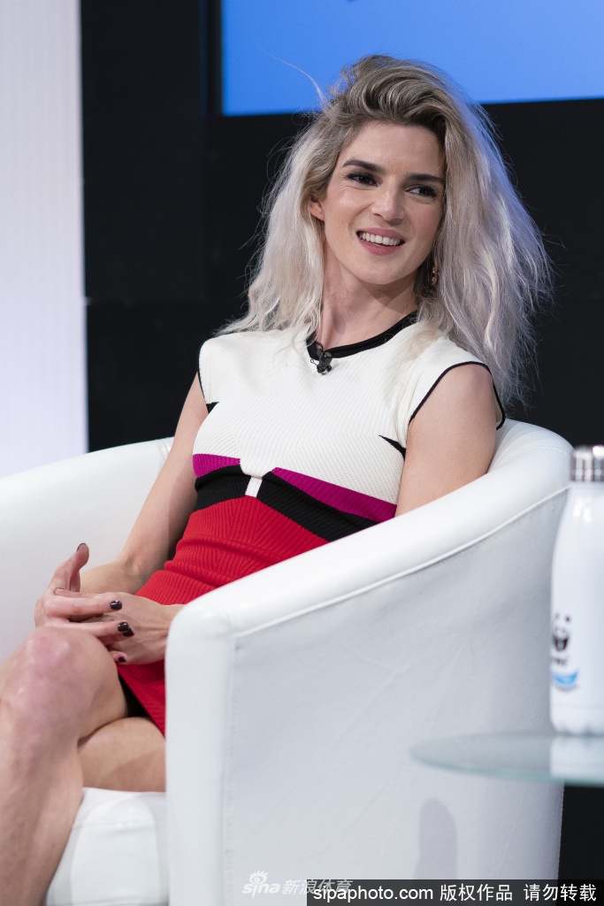 里基・卢比奥前女友克拉拉・拉戈穿紧身裙踩白色短靴亮相秀好气质