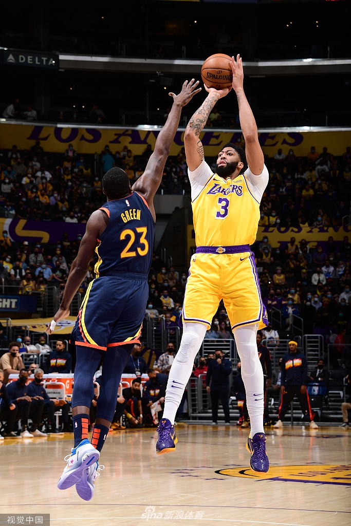 [NBA附加赛]湖人胜勇士晋级季后赛 詹姆斯砍三双