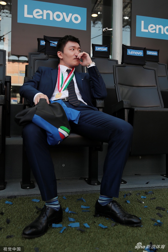 荣耀时刻！国米时隔11年再捧意甲冠军奖杯